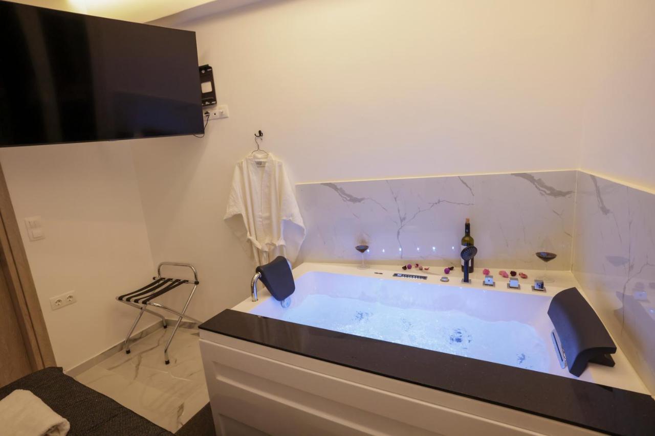 Zeos Finest Jacuzzi Suite Афины Экстерьер фото