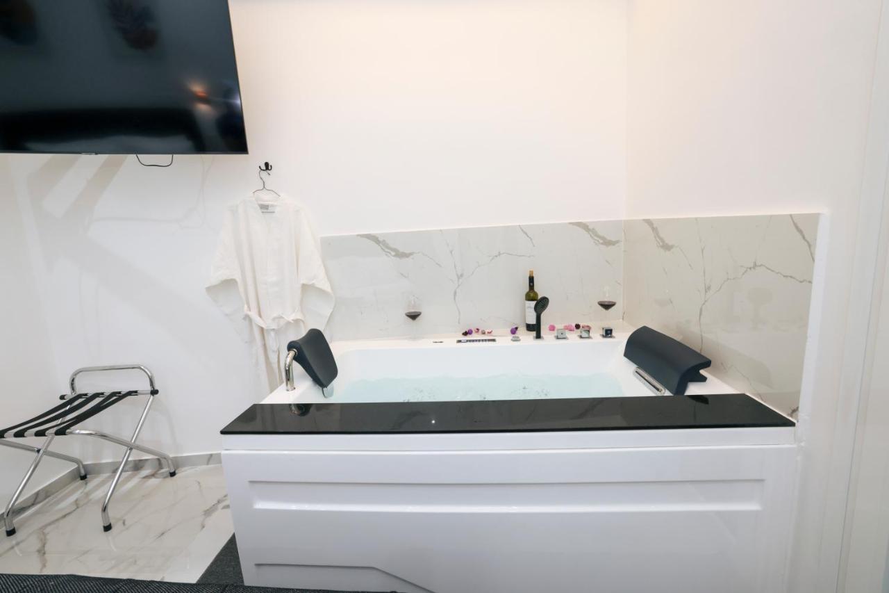Zeos Finest Jacuzzi Suite Афины Экстерьер фото